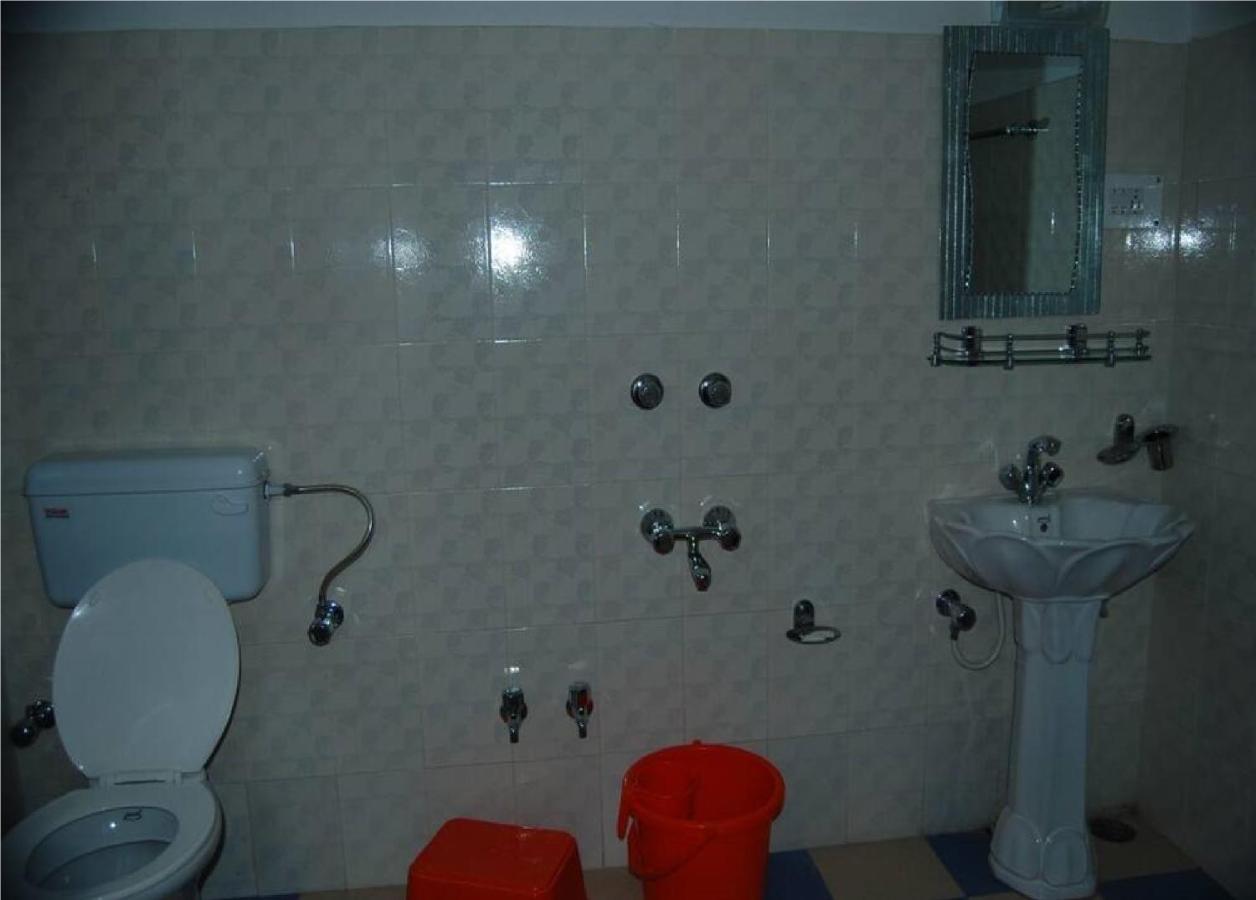Calm Holiday Inn Srīnagar 외부 사진