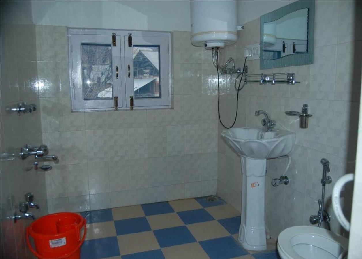 Calm Holiday Inn Srīnagar 외부 사진